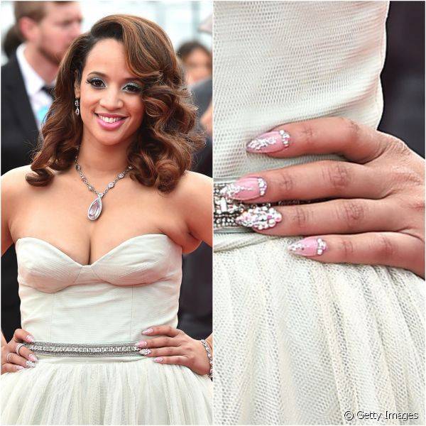 Durante o Emmy de 2014, a morena escolheu uma decoração super elaborada, com cristais em todos os dedos
